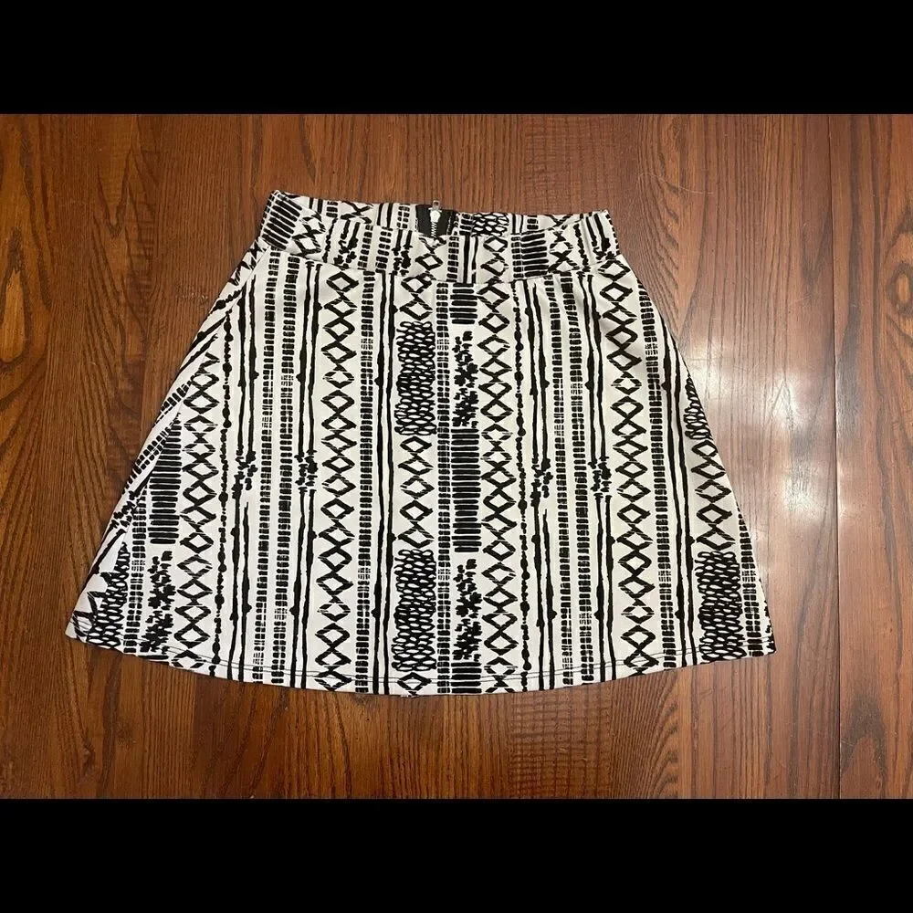B Jewel Skirt Size Small - Picture 2 of 5